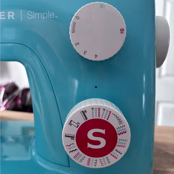 Singer Simple Sewing machine - Picture 4 of 4